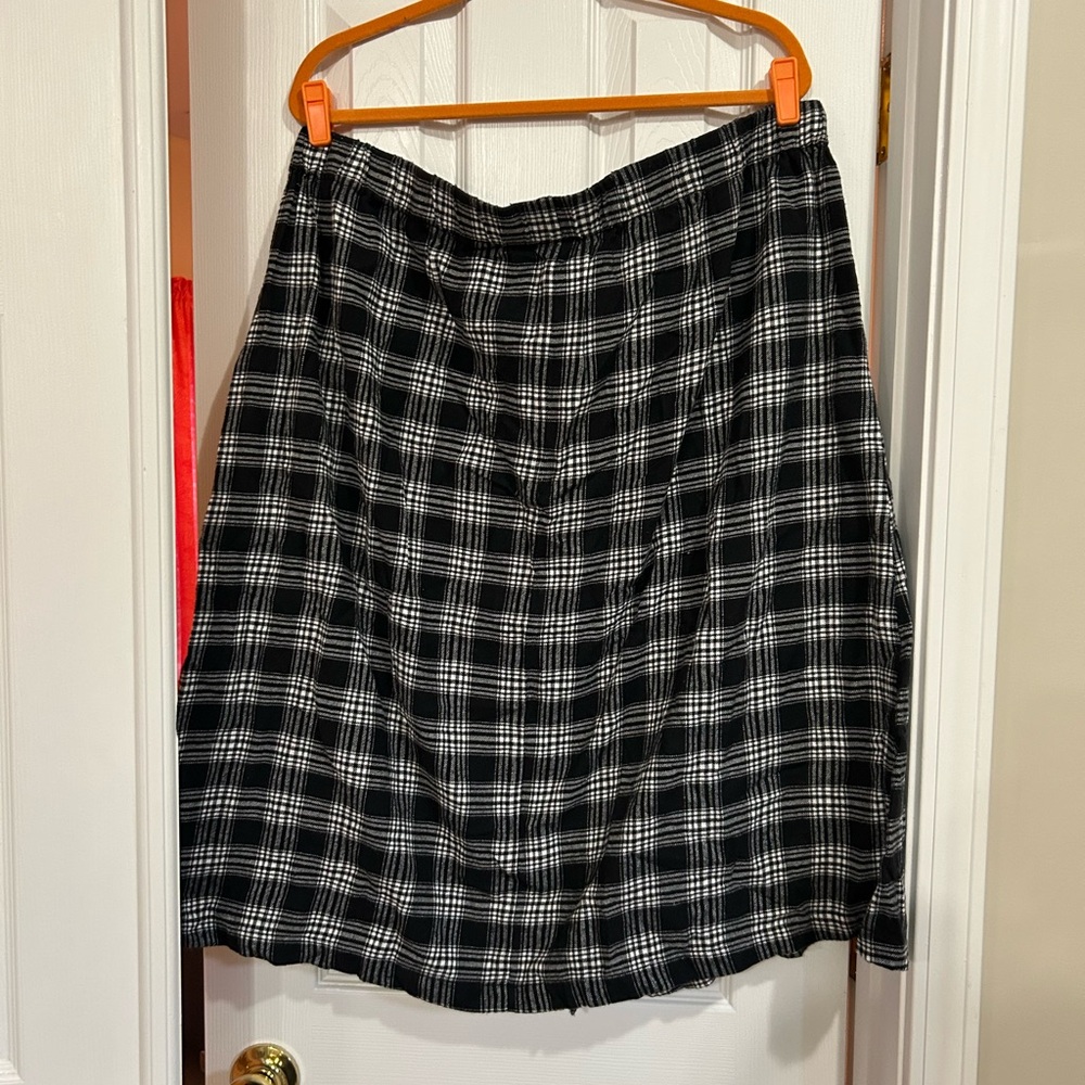 The Vermont Country Store 1X Black & White Plaid Skirt - Picture 2 of 3